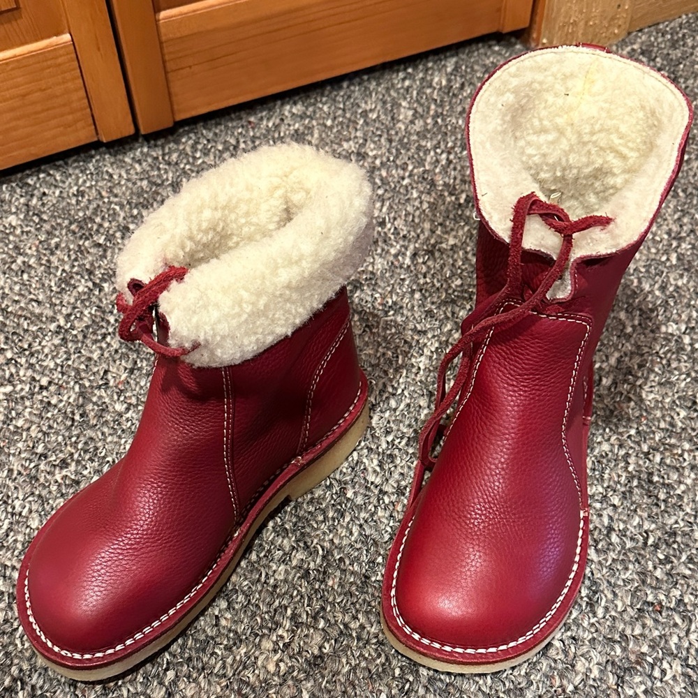 Women’s Duckfeet Red Argus boots New without box